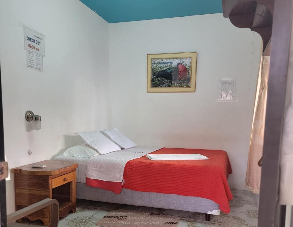 Hostal Brisas Del Mar Puerto Villamil Exteriör bild